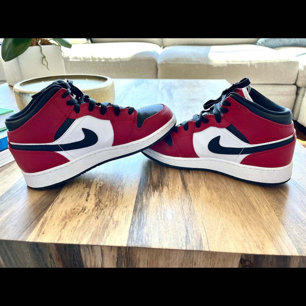 AIR JORDAN 1 MID “Chicago Black Toe”